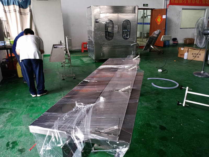 自動液體灌裝機與市場同步走，滿足快捷式出產(chǎn)